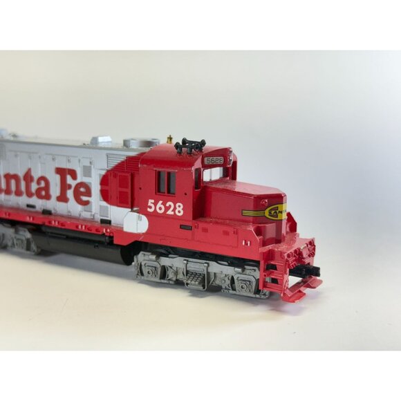 Santa Fe 5628 Tyco Diesel Locomotive HO Scale Red & Silver Model Train - Picture 3 of 9